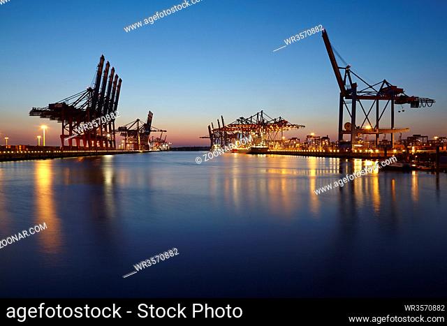 Der Tiefwasserhafen Hamburg Waltershof in der Abenddämmerung zur blauen Stunde am 22. August 2015 fotografiert. Links befinden sich die Containerterminals von...