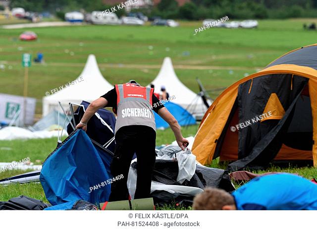 View of the camping site after the cancellation of the Southside Festival in Neuhausen ob Eck, Germany, 25 June 2016. PHOTO: FELIX KAESTLE/dpa | usage worldwide