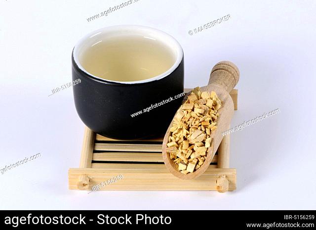 Cup of tea with stems of (Clematis) armandii (Caulis Clematidis Armandii), Mu Tong, Mutong Caulis