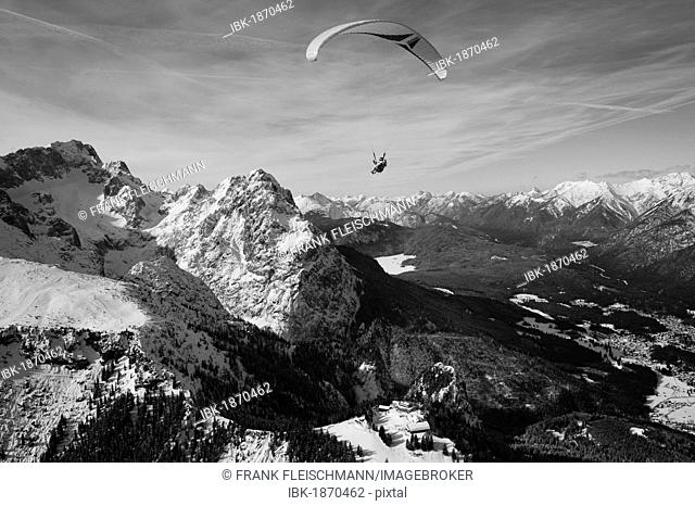 Paragliding, aerial view, Waxenstein, Osterfelder, Zugspitze, Wetterstein Range, Garmisch-Partenkirchen, Oberland, Bavaria, Germany, Europe