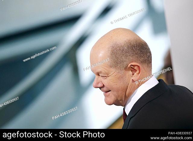 Olaf Scholz (SPD), Federal Chancellor, taken at a photo session with the relatives of Bundeswehr soldiers and police officers on deployment abroad