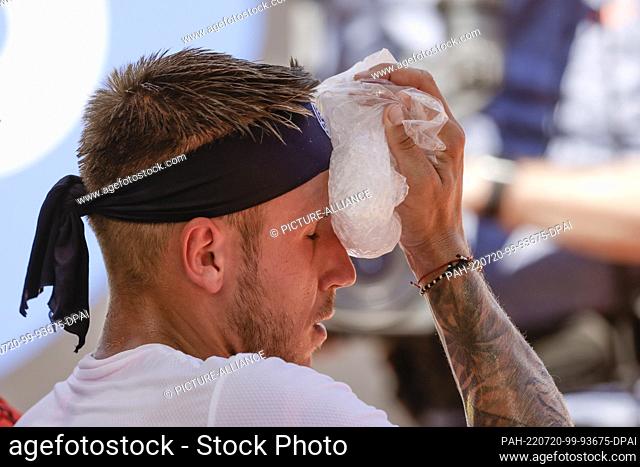 20 July 2022, Hamburg: Tennis: ATP Tour, men's singles, 2nd round. Carreno Busta (Spain) - Molcan (Slovakia). Alex Molcan cools his face with an ice pack