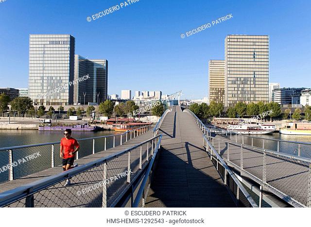 France, Paris, area listed as World Heritage by UNESCO, the the pedestrian footbridge Simone de Beauvoir by the architect Dietmar Feichtinger and the...