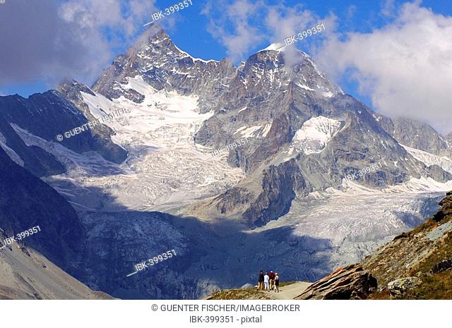 Tourists on a mountain hike near Zermatt, peaks Oberes Gabelhorn, Wellenkuppe, Zermatt, Valais, Switzerland