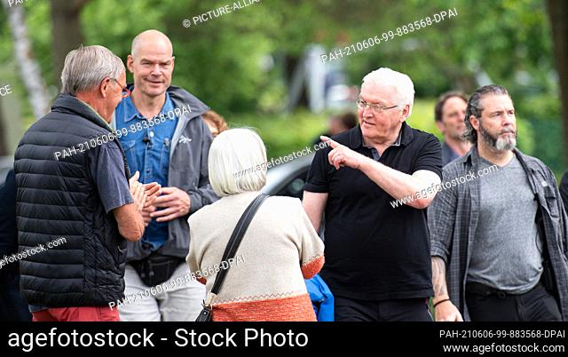 06 June 2021, Schleswig-Holstein, Groß Grönau: Federal President Frank-Walter Steinmeier (2nd from right) talks to citizens during a hiking tour on the state...