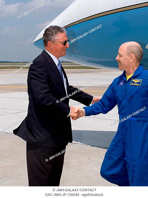 General Jefferson D. Howell, Jr. (left), Johnson Space Center (JSC) Director, and astronaut Kenneth D. Bowersox, Expedition 6 mission commander