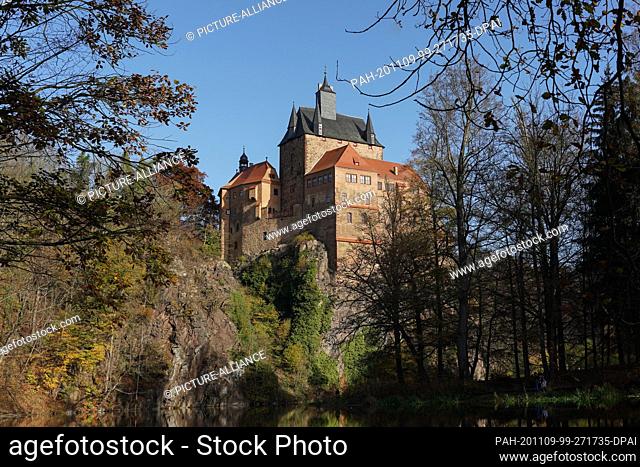 08 November 2020, Saxony, Kriebstein: View of Kriebstein Castle, built in the 14th century from 1384 in the municipality of the same name in Kriebstein on the...
