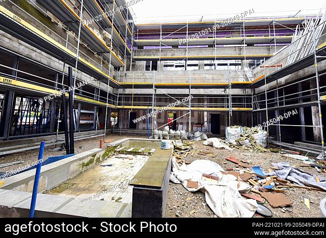 PRODUCTION - 19 October 2022, Saxony, Leipzig: Builders work in the former ""Guest House of the Council of Ministers and Politburo of the GDR""