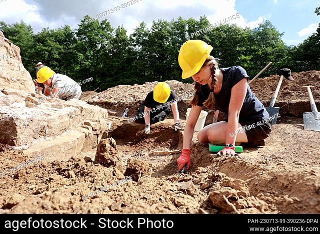 13 July 2023, Saxony-Anhalt, Wernigerode: Volunteers support the archaeological investigations at the former Himmenpforte monastery in Wernigerode