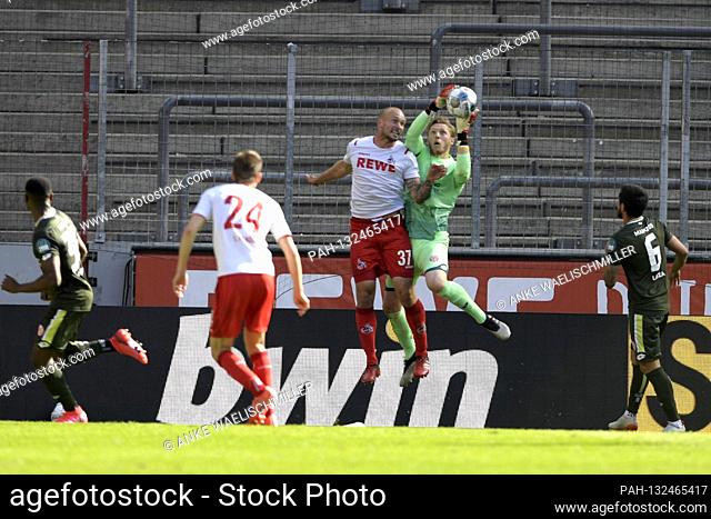 Goalwart Florian MUELLER (FSV Mainz) parried in front of Toni LEISTNER (1.FC Cologne), soccer 1.Bundesliga, 26.matchday, FC Cologne (K) - FSV FSV FSV Mainz 05...