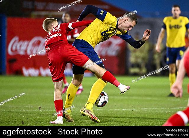 Antwerp's Arthur Vermeeren and Union's Gustaf Nilsson fight for the ball during a soccer game between Royale Union Saint-Gilloise and Royal Antwerp FC