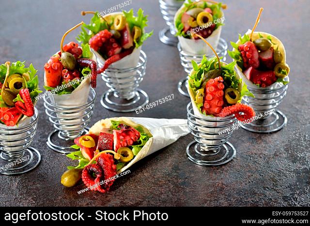 Partyfood: Mini-Wraps gefüllt mit Oktopussalat mit Oliven und Kapern - Mini tortillas stuffed with octopus salad with olives and capers, served in wire egg cups
