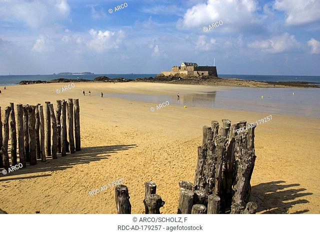 Fortress Fort National, beach Plage du Sillion, emerald coast, St Malo, Brittany, France, low tide, built in 1689 from Vauban, Saint Malo, breakwaters