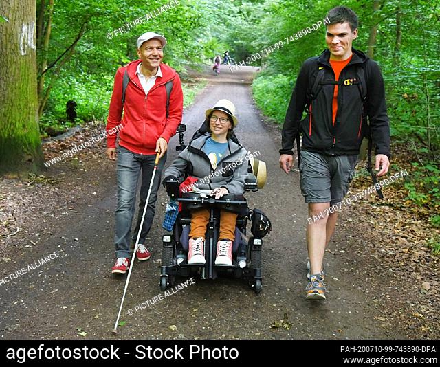 10 July 2020, Saxony, Leipzig: In the Auenwald forest, cartographer Katharina Kohnen and Andre Neutag (r), physiotherapist and curative educator with a focus on...