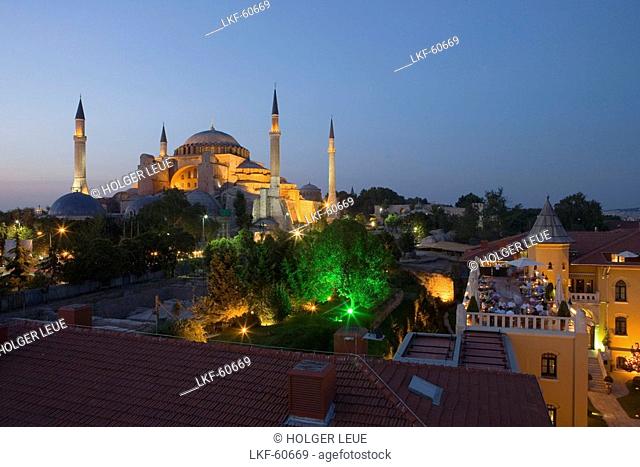 Hagia Sophia Church und Four Seasons Hotel Rooftop Restaurant at Dusk, Sultan Ahmet, Istanbul, Turkey