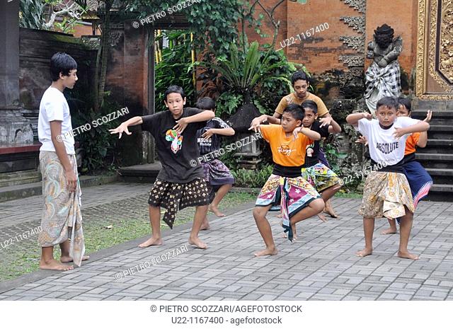 Ubud (Bali, Indonesia): a traditional Balinese dance lesson at the Ubud Palace