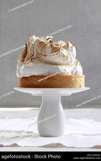 Mini tart with lemon filling and meringue
