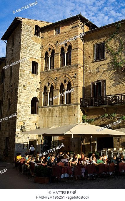 Italy, Tuscany, San Gimignano, historic part listed as World Heritage by UNESCO, Piazza della Cisterna, cafe terrace