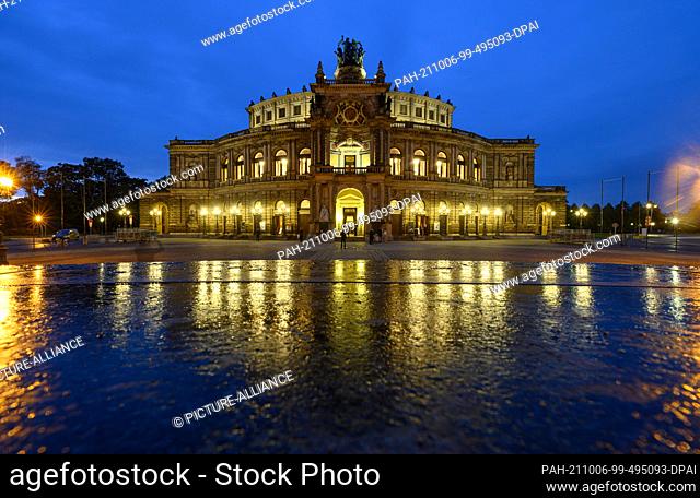 05 October 2021, Saxony, Dresden: Evening view of the illuminated Semperoper on Theaterplatz. After the constituent meetings of the Executive Board and the...