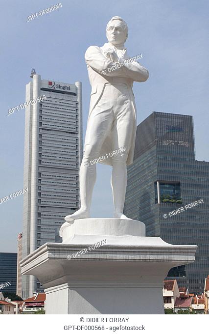 STATUE OF SIR THOMAS STAMFORD RAFFLES, FOUNDER OF SINGAPORE IN 1819, WITH THE OFFICE TOWERS OF THE FINANCIAL DISTRICT IN THE BACKGROUND, HERITAGE DISTRICT