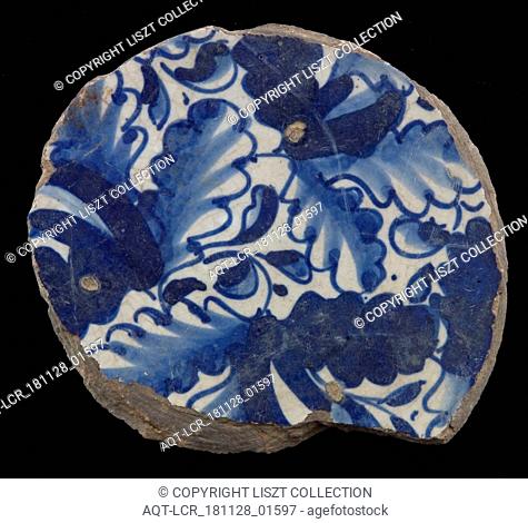 Fragment majolica dish, blue on white, -foglie leaf motifs, dish plate tableware holder earth discovery ceramics earthenware glaze