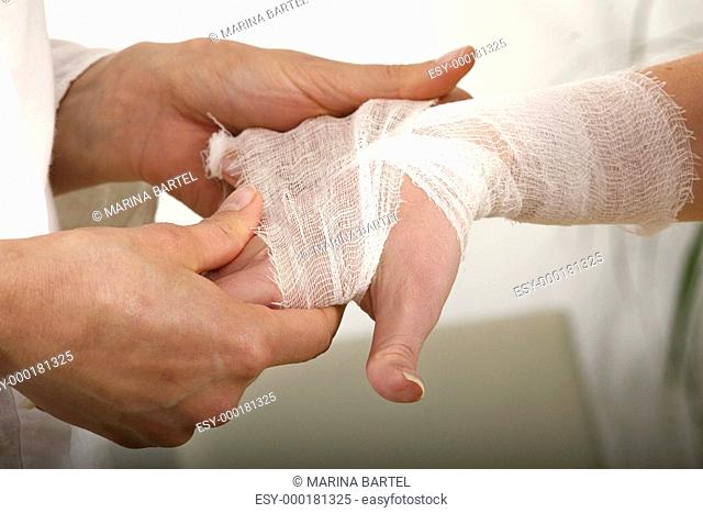 Bandage auf den Handgelenk anlegen