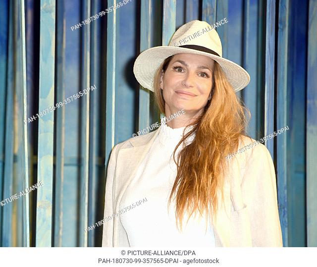 30.07.2018 Bavaria, Munich: The actor Alexandra Kamp (role Ariel Weymouth) is on stage in the comedy in the Bayerischer Hof at rehearsals for the comedy ""Eine...
