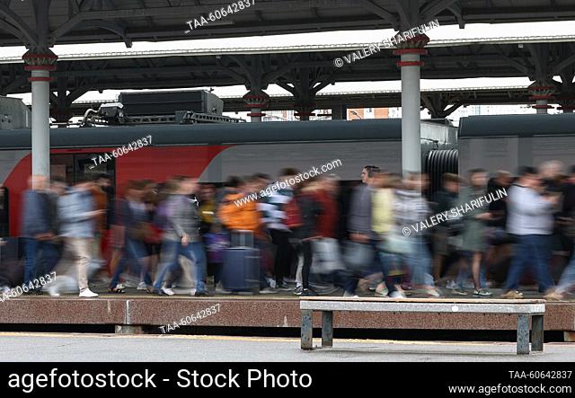 RUSSIA, MOSCOW - JULY 24, 2023: Commuters at the Leningradsky railway station. Valery Sharifulin/TASS