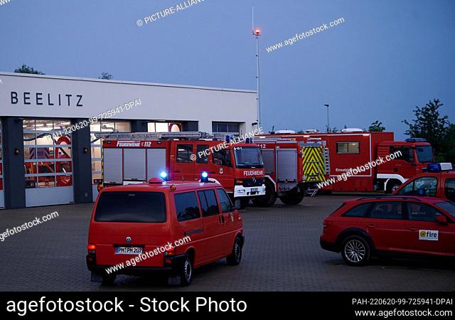20 June 2022, Brandenburg, Beelitz: An emergency vehicle drives into the yard of the fire department city of Beelitz with construction lights