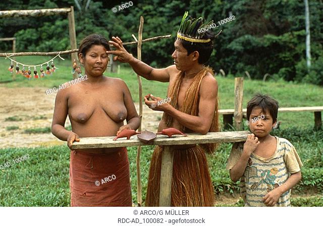 Indian family of the tribe of the Yaguas Leticia Columbia Indiofamilie vom Stamm der Yaguas Leticia Kolumbien Indios