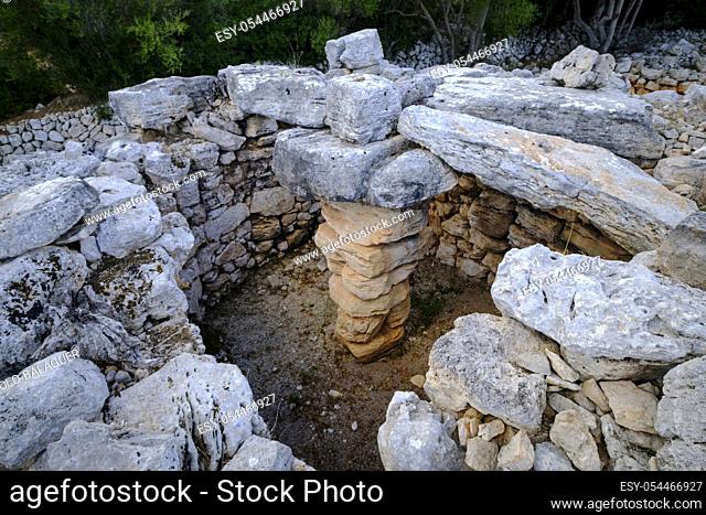 Hospitalet Vell , Talayot cuadrado con restos de su cubierta de losas de piedra, núcleo de hábitat talayótico , término municipal de Manacor, Mallorca