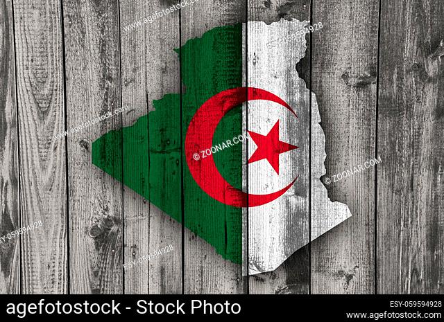 Karte und Fahne von Algerien auf verwittertem Holz - Map and flag of Algeria on weathered wood