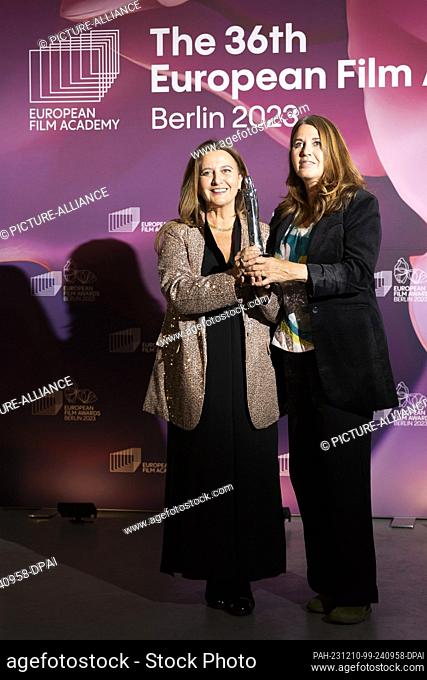 09 diciembre 2023, Berlín: Ana López-Puigcerver y Belén López-Puigcerver, ganadores de ""European Make-up " Hair", presentan su premio a la película "Society of...