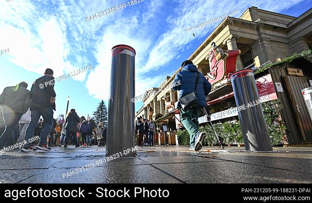 05 December 2023, Baden-Württemberg, Stuttgart: Retractable security bollards are used to secure vehicle access to the Stuttgart Christmas market