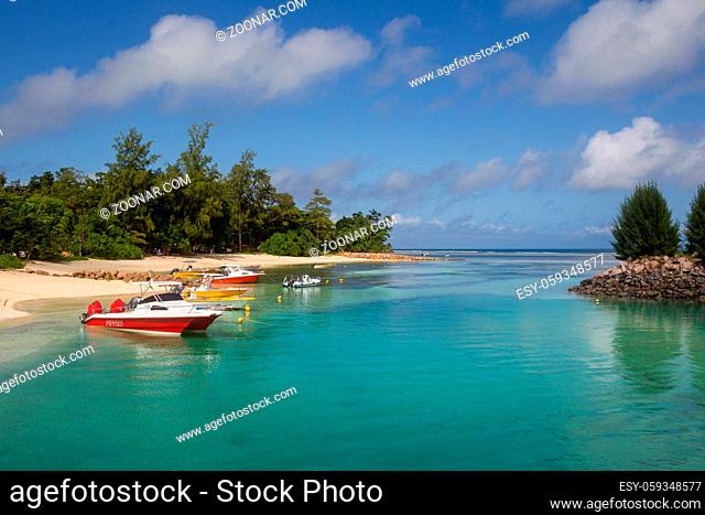 Boote liegen in einer Bucht auf La Digue, Seychellen. Boats lying in the turquoise water in a tropical bay on La Digue, Seychelles