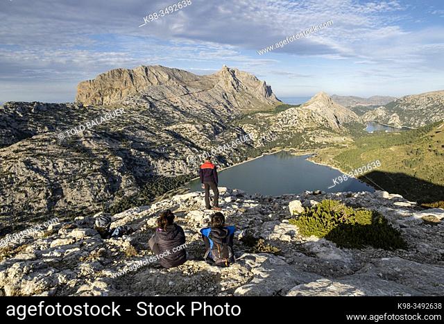 Trekkers on the crest of the Puig de Rateta with the Puig Major in the background, Escorca, Mallorca, Balearic Islands, Spain