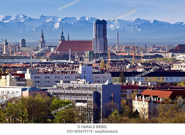 München bei Föhn mit Blick auf die Alpenkette