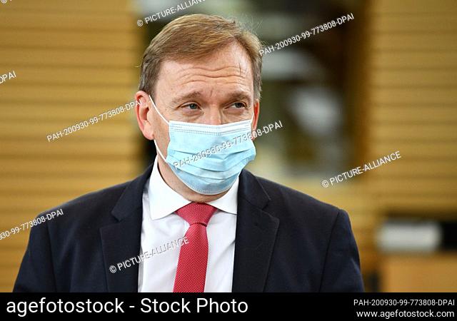 30 September 2020, Thuringia, Erfurt: Matthias Hey, chairman of the SPD parliamentary group, wears a mouth-nose cover before the start of the state parliament...