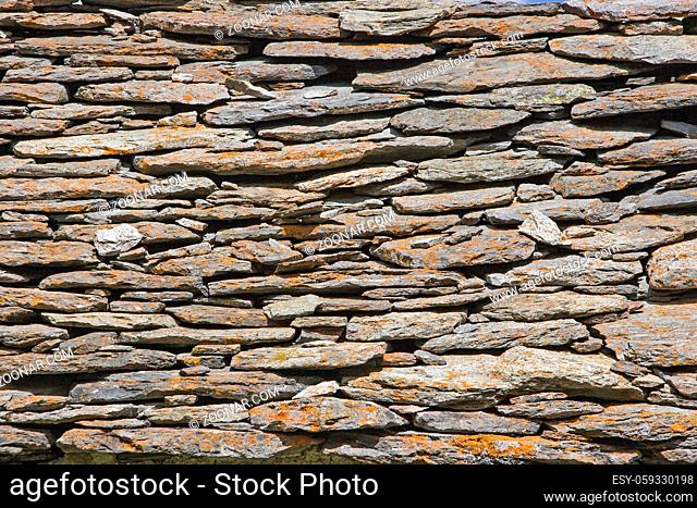 Hintergrundbild - rustikale Natursteinmauer einer Almhütte