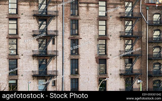 An image of a typical old house facade in New York City