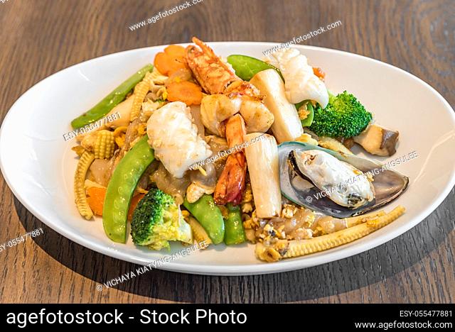 Fried rice noodle with seafood