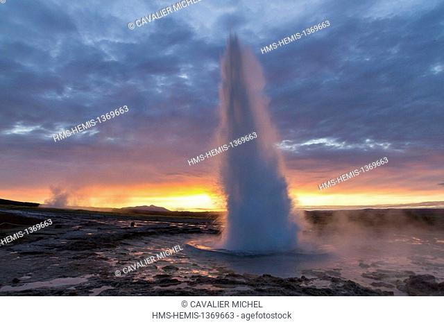 Iceland, Vesturland region, valley of Haukadalur, Geysir, eruption of the geyser Strokkur