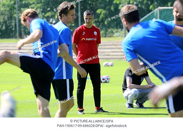 17 June 2019, Mecklenburg-Western Pomerania, Rostock: Coach Jens Härtel leads the public training of FC Hansa Rostock. After the departure of 13 players