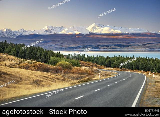 Road to Mount Cook at Lake Pukaki, Mount Cook Road Area, Tekapo, Twizel, Canterbury, New Zealand, Oceania