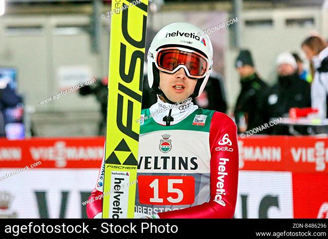 Simon Ammann (Schweiz /SUI) packt enttäuscht seine Skier, Vierschanzentournee 15-16: Auftaktspringen Oberstdorf