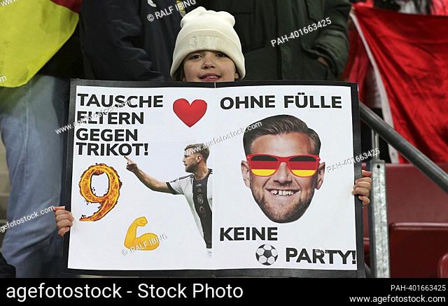 firo: 03/25/2023, football, soccer: DFB national team, men's country game, Manner, GER, Germany - Peru 2:0 Fan Germany, little girl with poster: swap parents...