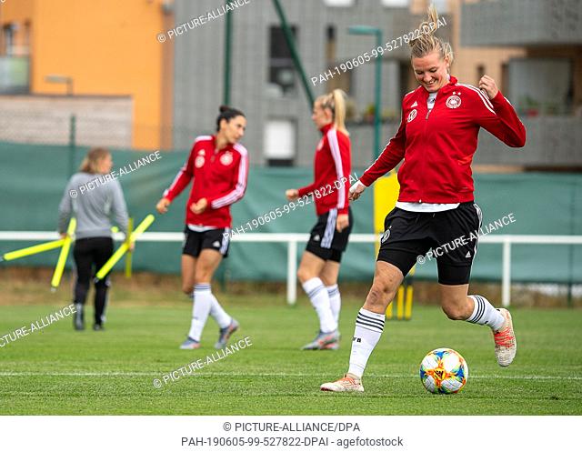 05 June 2019, France (France), Pont-Péan: Alexandra Popp plays a ball during a training session of the German national women's football team before the 2019...