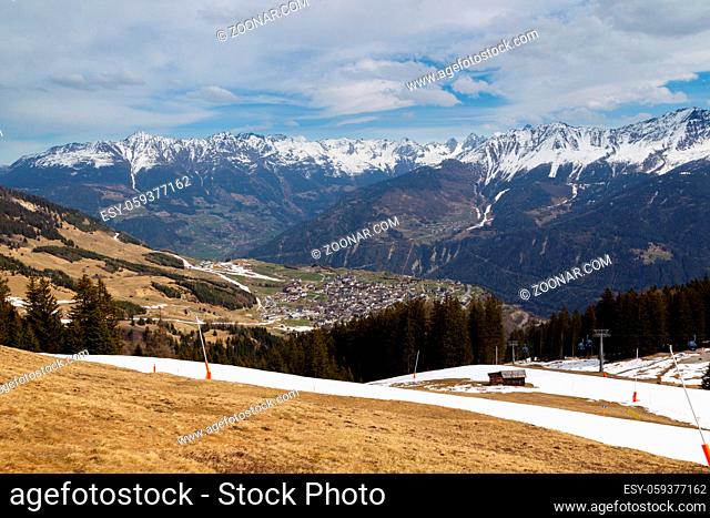 Blick aus dem Skigebiet auf Serfaus in Tirol, Österreich, im späten Winter. View from the ski-region towards Serfaus and the valley of the Inn in Tyrol, Austria