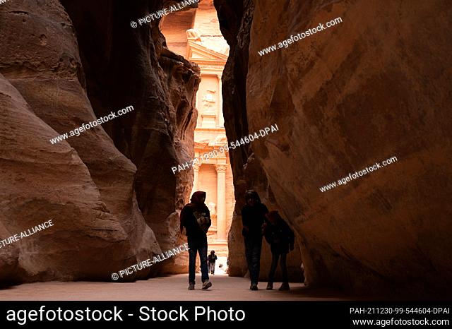 21 November 2021, Jordan, Petra: Tourists walk along the rocky gorge Siq in front of the Al Khazneh treasure house. Photo: Sebastian Kahnert/dpa-Zentralbild/dpa
