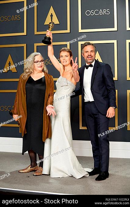 Mark Ruffalo, Carol Dysinger and Elena Andreicheva pose backstage with the Oscar® for Documentary Short Subject during the live ABC Telecast of The 92nd Oscars®...